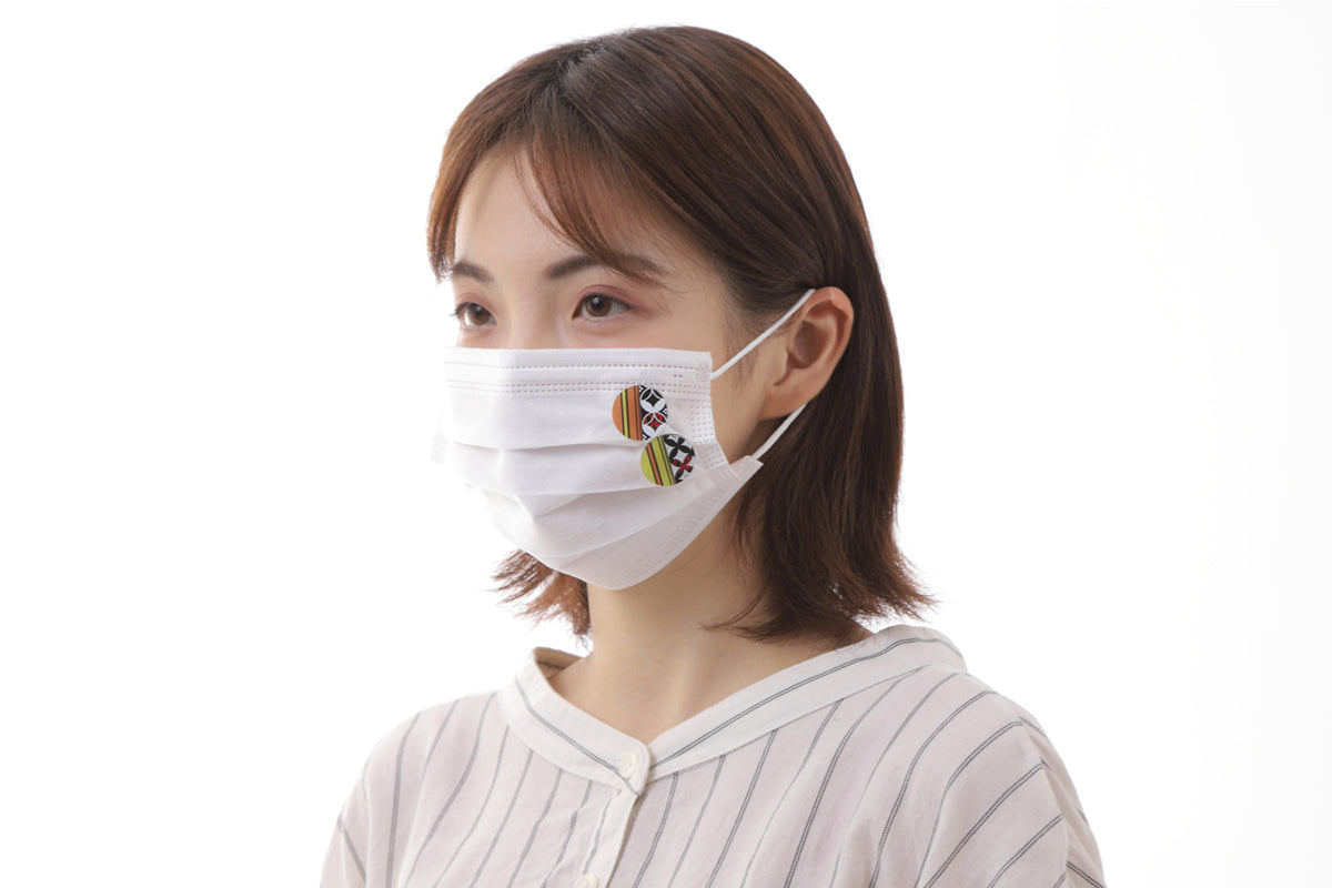 橋本漆芸の蒔絵マスクチャーム装着イメージ(初音ミクのマジカルミライ2020鏡音リン&鏡音レン)