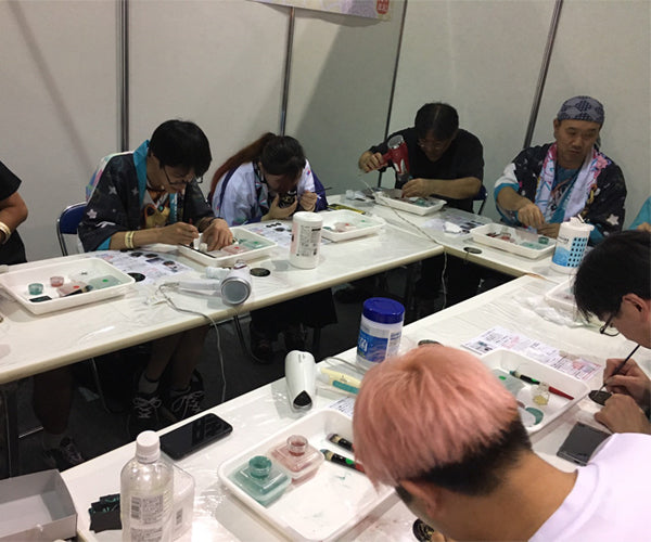 マジカルミライ2019の橋本漆芸が実施した蒔絵体験ワークショップの様子