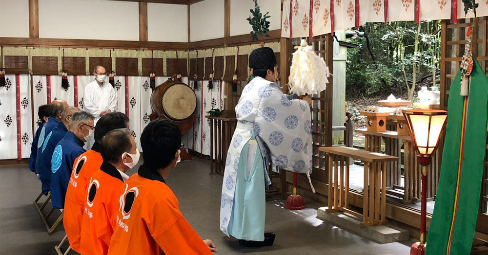 藤白神社で穴の開かないマスクチャーム「WAKUPITA®」（わくぴた）のアマビエをご祈祷していただいている